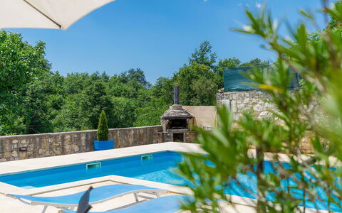 Šterna: Acqua, Pianta, Cielo, Nube, Giorno, Piscina, Azzurro, Albero, Costruzione, Mobili Da Esterno