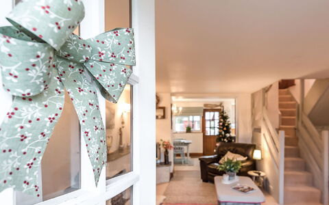 Thrift Cottage: Verde, Camera, Prodotto, Casa, Proprietà, Interior Design, Foglia, Mobilia, Casa, Parete
