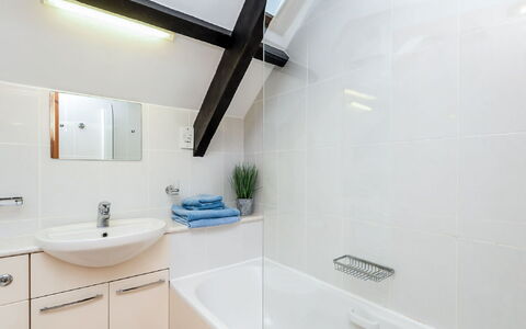 Thrift Cottage: Bagno, Proprietà, Camera, Rubinetto, Interior Design, Casa, Soffitto, Parete, Piastrella, Immobiliare