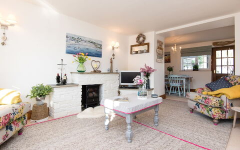 Thrift Cottage: Mobilia, Cornice, Proprietà, Tavolo, Pianta, Divano, Finestra, Costruzione, Decorazione, Pianta Della Casa
