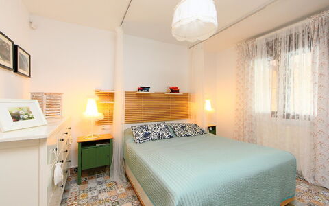 Verano: Camera Da Letto, Letto, Camera, Mobilia, Proprietà, Lenzuolo, Interior Design, Bedding, Telaio Del Letto, Costruzione