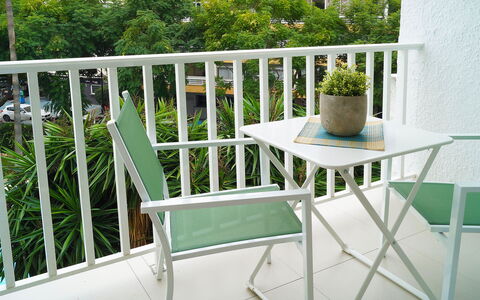 Fontanilla: Mobilia, Balcone, Tavolo, Sedia, Tavolo Esterno, Camera, Mobili Da Esterno, Casa, Pianta, Portico