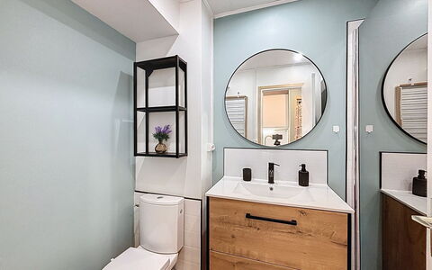 Le Saint Clair: Interior Design, Pavimentazione, Parete, Pavimento, Gabinetto, Idraulico Fixture, Mobiletto Del Bagno, Mobilia, Bagno, Toilet Seat
