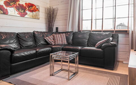 Villa Illi: Legna, Pavimentazione, Pavimento, Pavimento In Legno, Mobilia, Divano, Interior Design, Soggiorno, Latifoglie