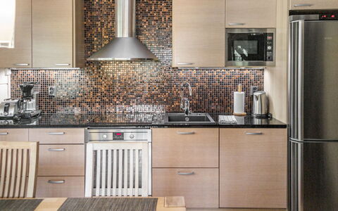 Villa Illi: Cucina, Elettrodomestico Da Cucina, Controsoffitto, Apparecchio Major, Interior Design, Pavimentazione, Cabinetry, Legna, Mobilia, Cucina Stufa
