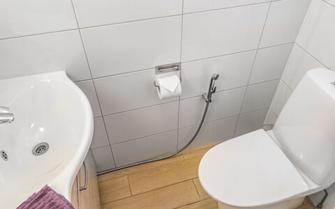 Villa Illi: Bagno, Toilet Seat, Gabinetto, Idraulico Fixture, Pavimentazione, Lavandino Del Bagno, Bianca, Pavimento, Lavello, Interior Design