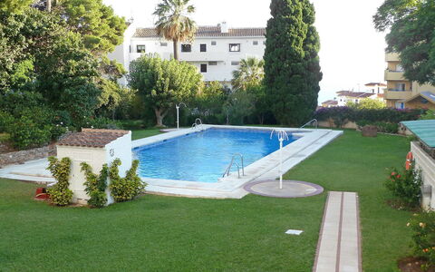 San Francisco: Piscina, Proprietà, Erba, Backyard, Cortile, Prato, Immobiliare, Landscaping, Costruzione, Zona Residenziale
