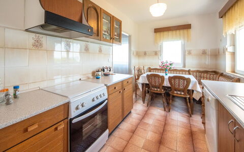 Josip: Cabinetry, Controsoffitto, Finestra, Cucina, Legna, Cucina Stufa, Illuminazione, Elettrodomestico Da Cucina, Interior Design, Cassetto
