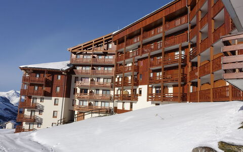 Les Menuires 330: Costruzione, Cielo, Neve, Proprietà, Urban Design, Quartiere, Condominio, Legna, Zona Residenziale, Immobiliare