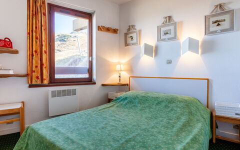 Les Menuires 330: Mobilia, Proprietà, Finestra, Verde, Azzurro, Comfort, Legna, Interior Design, Shade, Letto