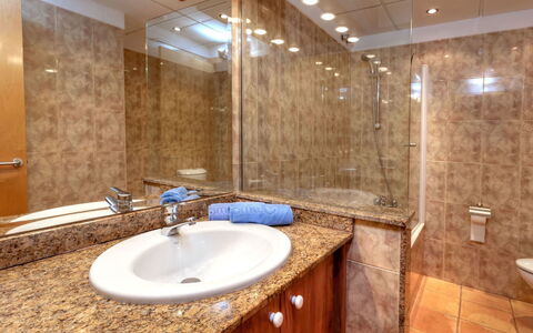 Fane: Bagno, Proprietà, Camera, Piastrella, Interior Design, Parete, Lavello, Immobiliare, Costruzione, Architettura