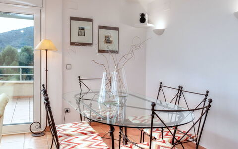 Fane: Camera, Mobilia, Proprietà, Tavolo, Interior Design, Soffitto, Sala Da Pranzo, Sedia, Casa, Costruzione