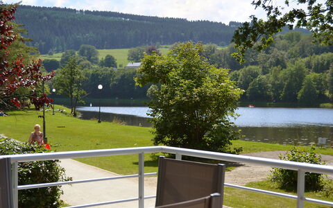 Les Terrasses du Lac: Acqua, Pianta, Nube, Cielo, Verde, Albero, Paesaggio Naturale, Lago, Recinzione, Lotto