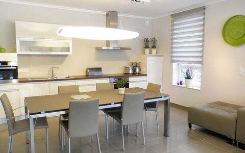 Les Terrasses du Lac: Camera, Interior Design, Mobilia, Proprietà, Costruzione, Pavimento, Sala Da Pranzo, Tavolo, Giallo, Casa
