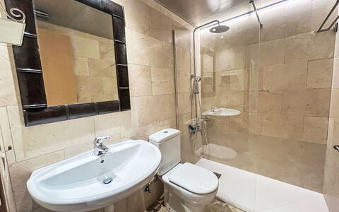 Edificio Berna: Pavimentazione, Idraulico Fixture, Pavimento, Interior Design, Bagno, Lavello, Gabinetto, Idraulico, Rubinetto, Toilet Seat