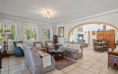 Mirada al Sol: Mobilia, Interior Design, Divano, Pavimentazione, Pavimento, Soffitto, Tavolo, Sedia, Camera, Soggiorno