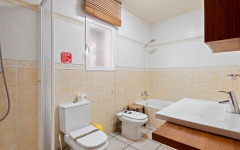Mirada al Sol: Idraulico Fixture, Pavimentazione, Toilet Seat, Bagno, Pavimento, Gabinetto, Lavello, Interior Design, Rubinetto, Idraulico