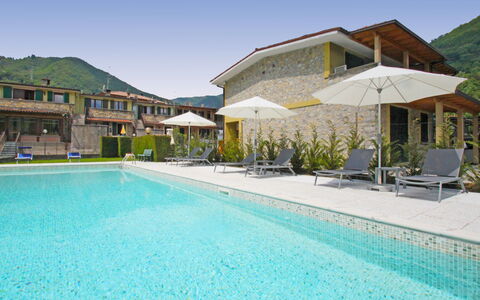 Lago D'Idro 100: Acqua, Cielo, Pianta, Proprietà, Piscina, Azzurro, Costruzione, Mobili Da Esterno, Sedia, Ombrello