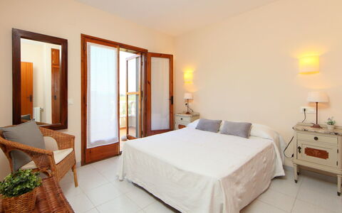 Mas Rovira 8: Camera Da Letto, Camera, Letto, Mobilia, Proprietà, Lenzuolo, Telaio Del Letto, Interior Design, Costruzione, Suite