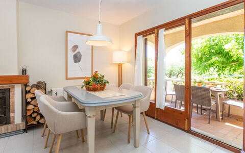 Mas Rovira 8: Mobilia, Interior Design, Pavimentazione, Tavolo, Sedia, Legna, Cucina & Sala Da Pranzo Tavolo, Sala Da Pranzo, Pavimento, Illuminazione