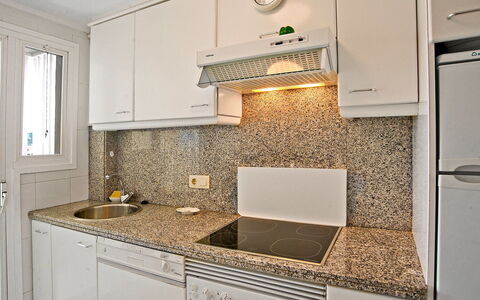 Golden Life: Controsoffitto, Camera, Cabinetry, Proprietà, Cucina, Mobilia, Piastrella, Interior Design, Costruzione, Pavimento