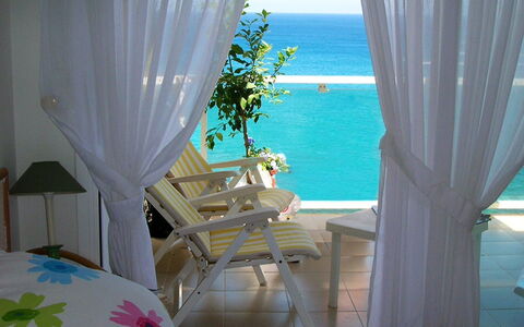 Golden Life: Tenda, Camera, Interior Design, Proprietà, Finestra Trattamento, Vacanza, Tessile, Finestra, Mobilia, Balcone