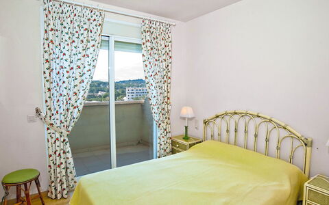 Golden Life: Camera Da Letto, Camera, Letto, Proprietà, Mobilia, Telaio Del Letto, Interior Design, Parete, Lenzuolo, Costruzione