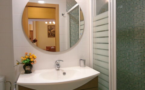 La Goleta: Bagno, Camera, Proprietà, Piastrella, Mobiletto Del Bagno, Bagno Accessorio, Interior Design, Rubinetto, Parete, Specchio