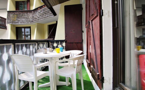 Chamonix 710: Tavolo, Mobilia, Costruzione, Sedia, Legna, Interior Design, Pavimento, Pavimentazione, Latifoglie, Tavolino Da Caffè