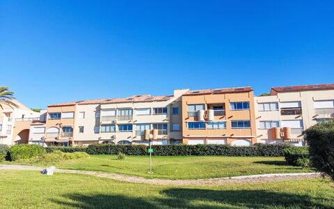 Six Fours la Coudoulière 500: Giorno, Costruzione, Zona Residenziale, Appartamento, Facciata, Architettura, Quartiere, Casa, Condominio, Insediamento Umano