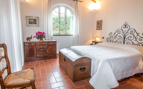 Olindia: Camera Da Letto, Camera, Mobilia, Proprietà, Letto, Telaio Del Letto, Lenzuolo, Interior Design, Costruzione, Pavimento
