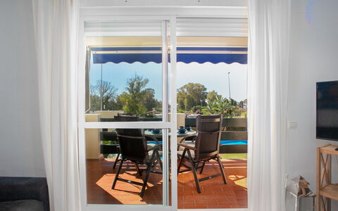 Lorcrimar: Interior Design, Bicchiere, Sedia, Finestra Trattamento, Per Finestre, Shade, Balcone, Eco Hotel, Color Legno, Tenda