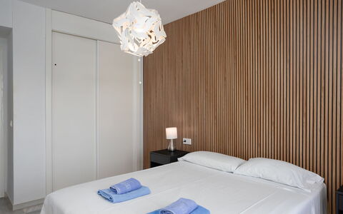 Lorcrimar: Interior Design, Parete, Legna, Camera Da Letto, Pavimento, Pavimentazione, Mobilia, Letto, Soffitto, Tessile