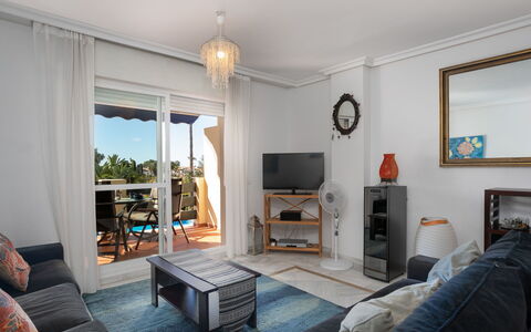 Lorcrimar: Mobilia, Interior Design, Legna, Pavimentazione, Pavimento, Camera, Soffitto, Soggiorno, Appartamento, Divano