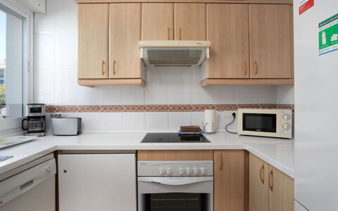 Lorcrimar: Cucina, Controsoffitto, Elettrodomestico Da Cucina, Apparecchio Major, Cabinetry, Mobilia, Lavandino Della Cucina, Cucina Stufa, Interior Design, Pavimentazione
