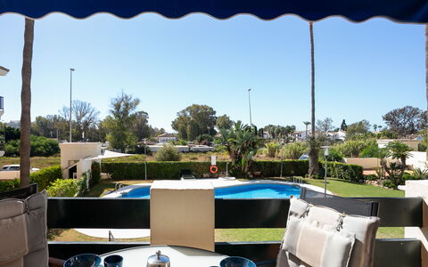 Lorcrimar: Mobili Da Esterno, Mobilia, Shade, Piscina, Sedia, Tavolo Esterno, Landscaping, Giardino, Ricorrere