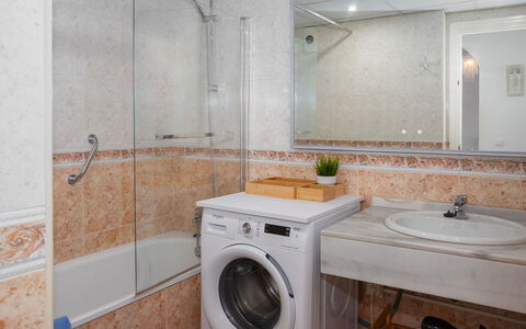 Lorcrimar: Idraulico Fixture, Lavandino Del Bagno, Interior Design, Lavello, Pavimentazione, Bagno, Pavimento, Rubinetto, Mobiletto Del Bagno, Controsoffitto