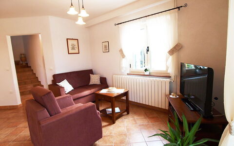 Mirela: Camera, Proprietà, Mobilia, Soggiorno, Interior Design, Pavimento, Costruzione, Soffitto, Casa, Parete