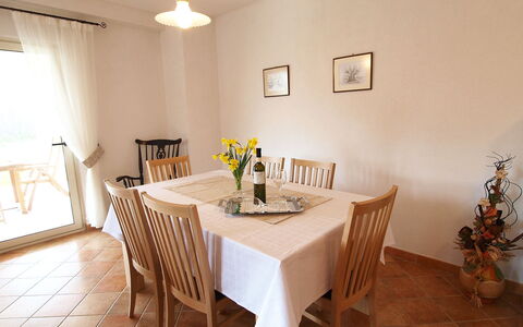 Mirela: Camera, Proprietà, Sala Da Pranzo, Mobilia, Interior Design, Pavimento, Costruzione, Tavolo, Soffitto, Immobiliare