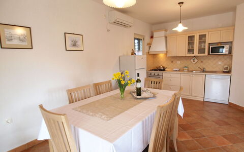 Mirela: Proprietà, Camera, Mobilia, Costruzione, Cucina, Pavimento, Sala Da Pranzo, Controsoffitto, Interior Design, Casa