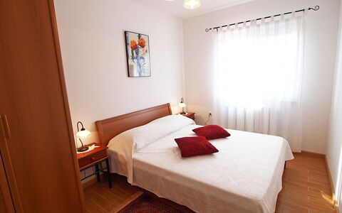 Mirela: Camera Da Letto, Letto, Mobilia, Camera, Lenzuolo, Proprietà, Telaio Del Letto, Bedding, Materasso, Pavimento