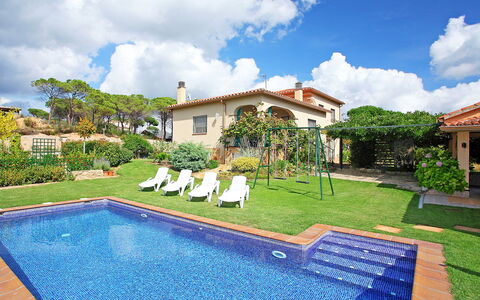 Marina: Nube, Cielo, Acqua, Pianta, Costruzione, Piscina, Blu, Natura, Albero, Azzurro