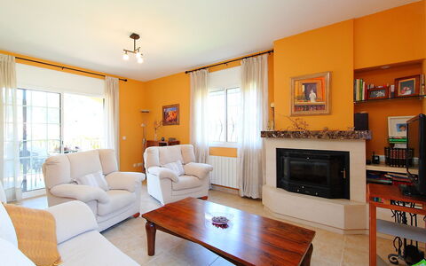 Marina: Soggiorno, Camera, Proprietà, Mobilia, Interior Design, Costruzione, Arancia, Casa, Tavolo, Pavimento