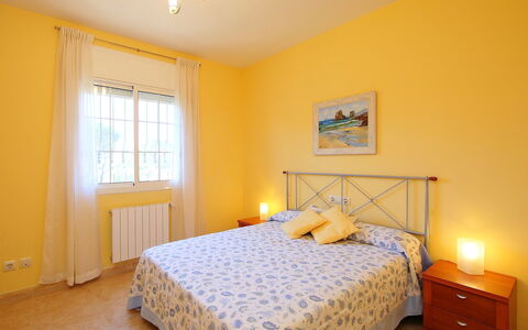 Marina: Camera Da Letto, Letto, Mobilia, Camera, Lenzuolo, Proprietà, Pavimento, Telaio Del Letto, Bedding, Interior Design