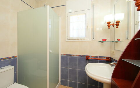 Marina: Bagno, Camera, Proprietà, Interior Design, Piastrella, Immobiliare, Architettura, Casa, Costruzione, Pavimento