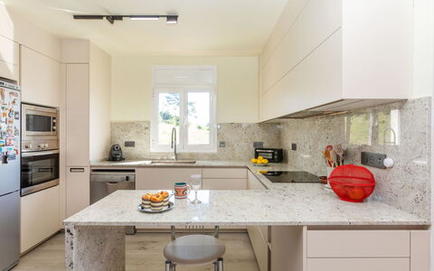 Figaro: Cucina, Controsoffitto, Elettrodomestico Da Cucina, Mobilia, Cabinetry, Pavimentazione, Interior Design, Apparecchio Major, Legna, Pavimento
