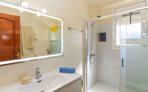 Figaro: Bagno, Idraulico Fixture, Interior Design, Pavimentazione, Lavandino Del Bagno, Pavimento, Specchio, Rubinetto, Lavello, Idraulico