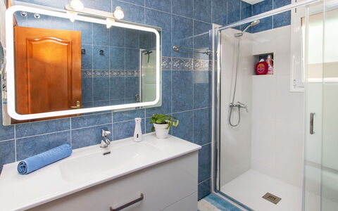Figaro: Specchio, Idraulico Fixture, Rubinetto, Proprietà, Lavello, Cabinetry, Mobiletto Del Bagno, Soffione Doccia, Bagno, Viola