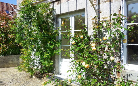 La Gicquelière: Pianta, Finestra, Costruzione, Fiore, Vegetazione, Casa, Porta, Zona Residenziale, Arbusto