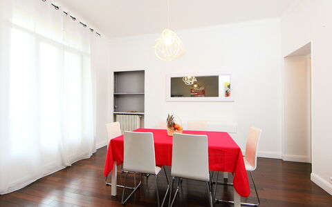 Villa Chalmette: Camera, Mobilia, Sala Da Pranzo, Interior Design, Proprietà, Pavimento, Rosso, Pavimento In Legno, Pavimento Laminato, Costruzione